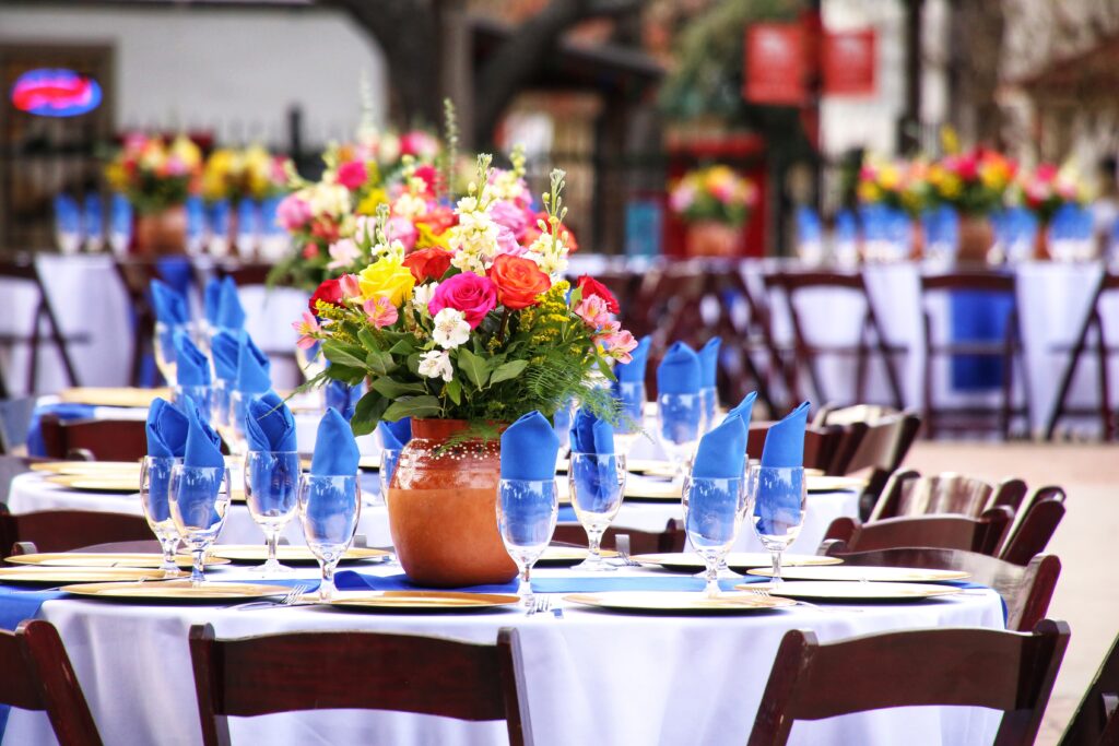 beautiful table setting at an outdoor wedding venu 2024 05 27 00 45 54 utc Homev2